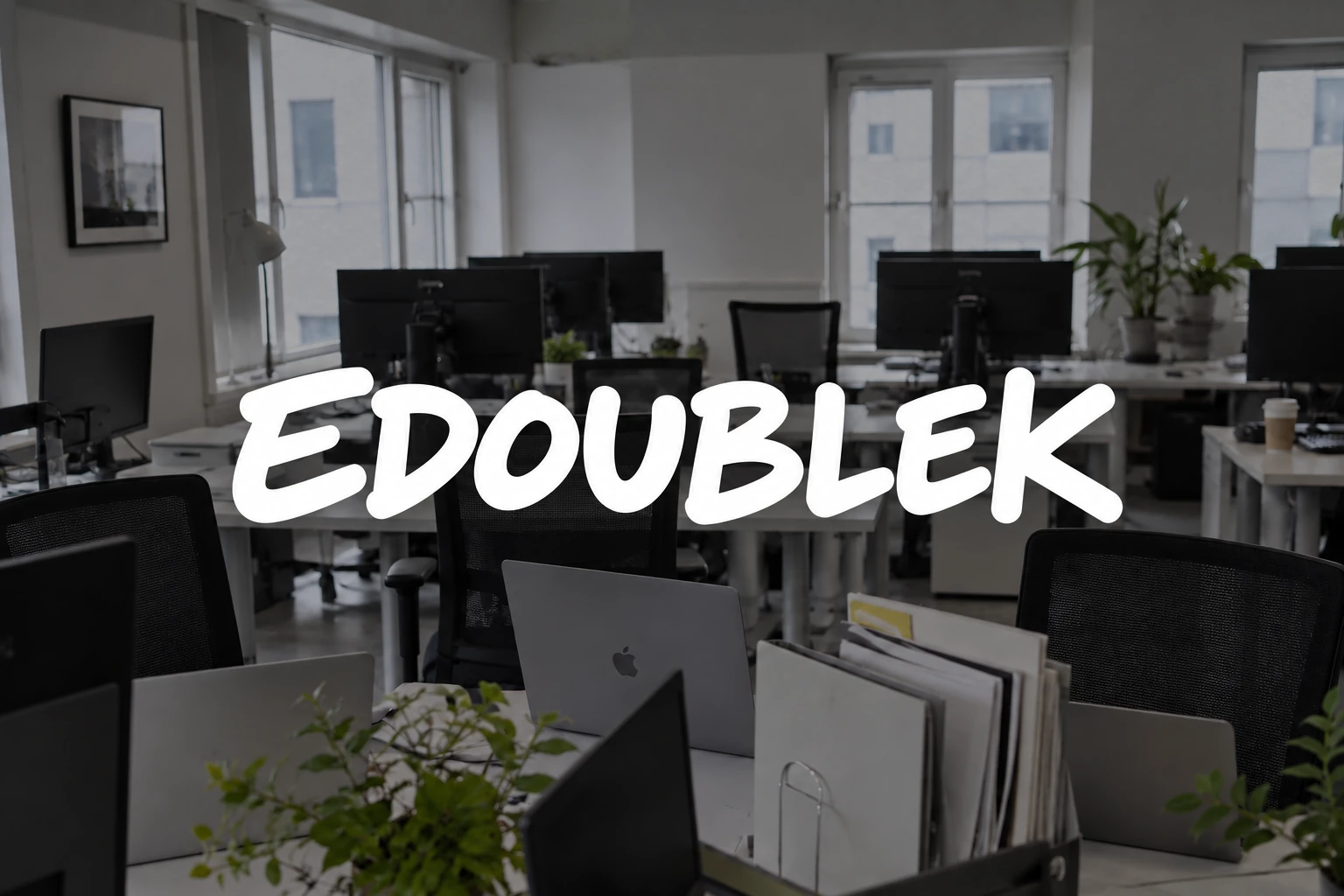 사무실 풍경 위에 흰색 손글씨로 새겨진 EDOUBLEK